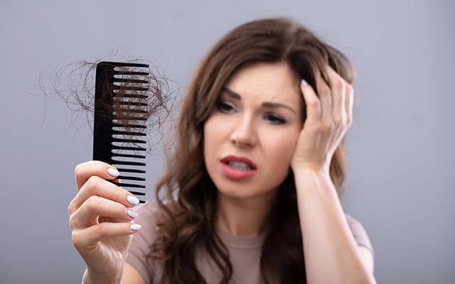 झड़ते बालों को कैसे रोके? देसी उपाय जो असर करें